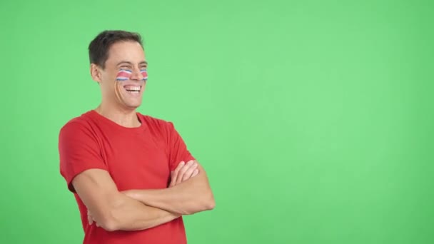 摄影棚里的录像 彩色的是一个快乐的男人 脸上挂着科斯塔里卡旗 无声无息地望着复制的空间 — 图库视频影像