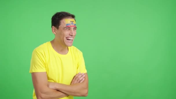 Video Estudio Con Croma Hombre Feliz Con Bandera Ecuatoriana Pintado — Vídeos de Stock