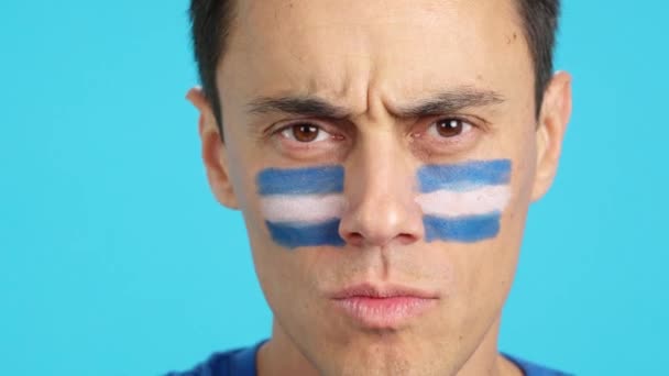 Video Studiu Chromou Zblízka Seriózního Muže Salvadorskou Vlajkou Namalovanou Obličeji — Stock video