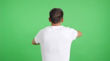 Stüdyoda, dikiz aynasından Finniş flama sallayan bir adamın krom görüntüsü var.