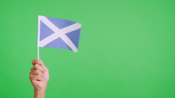 Vítr Mává Skotskou Vlajkou Kterou Drží Ruku Video Pomalý Pohyb — Stock video