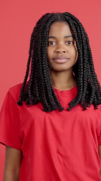 Glückliche Afrikanerin Gestikuliert Mit Erhobenem Daumen Studio Vor Rotem Hintergrund — Stockvideo