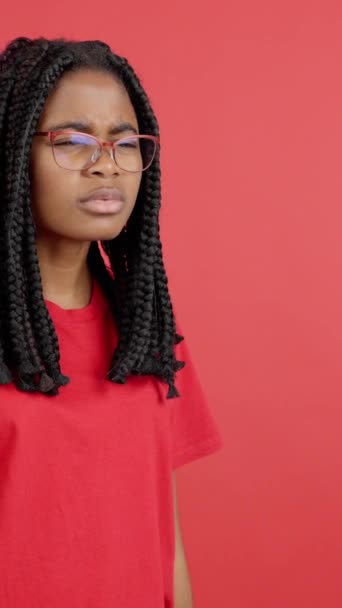 Video Con Fondo Rojo Una Mujer Africana Con Anteojos Mirando — Vídeos de Stock