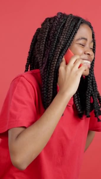 Glückliche Afrikanerin Lächelt Während Sie Studio Mit Rotem Hintergrund Mit — Stockvideo