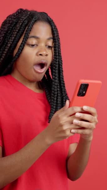 Verrast Afrikaanse Vrouw Zoek Naar Het Scherm Van Een Mobiele — Stockvideo