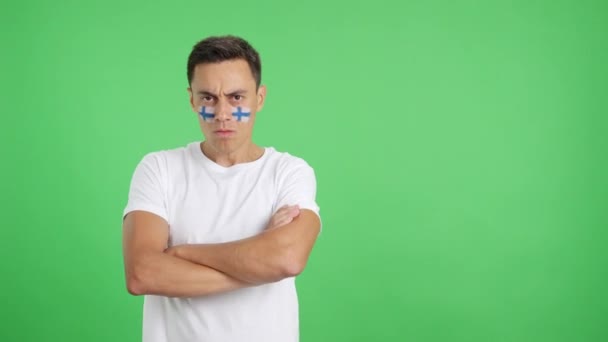 Видео Студии Хромой Достойного Серьезного Человека Финским Флагом Нарисованным Лице — стоковое видео