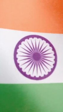Hindistan bayrağının rüzgarla dalgalandığı stüdyoda dikey yavaş çekim videosu