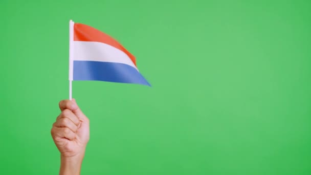 Wind Zwaaiend Met Een Nederlandse Wimpel Vasthoudend Met Een Hand — Stockvideo