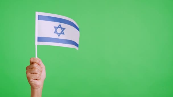 Vinden Viftar Med Israelisk Vimpel Med Handen Video Långsamma Rörelser — Stockvideo