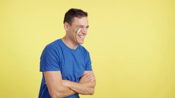 Video Estudio Con Croma Hombre Feliz Con Bandera Italiana Pintado — Vídeo de stock