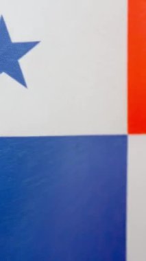 Rüzgâr tarafından dalgalanan Panama bayrağının stüdyosunda dikey yavaş çekim videosu