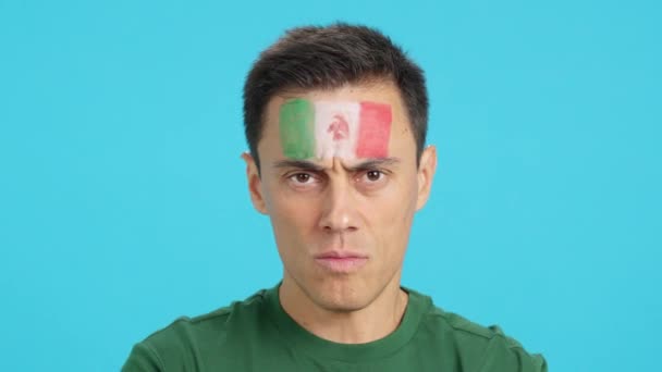 Film Studiu Chromą Zbliżenia Poważnego Mężczyzny Meksykańską Flagą Namalowaną Twarzy — Wideo stockowe