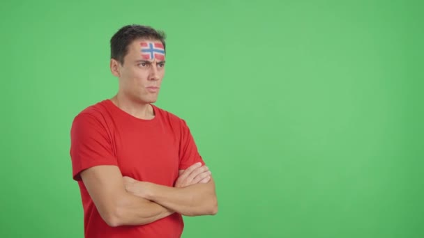 Video Studio Mit Dem Chroma Eines Mannes Mit Norwegischer Flagge — Stockvideo