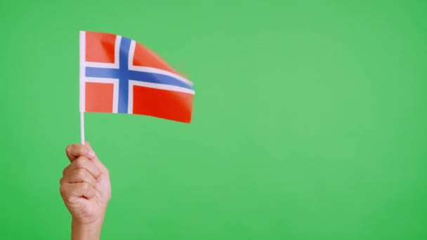 Viento Agitando Banderín Noruego Sostenido Por Una Mano Vídeo Cámara — Vídeos de Stock