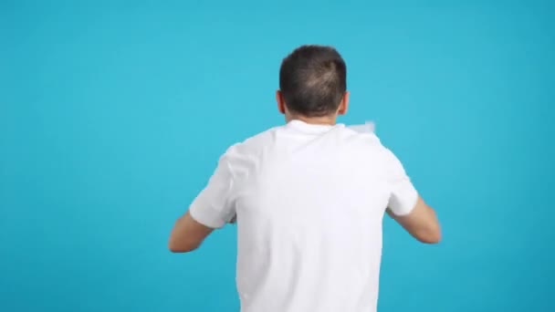 Vídeo Estúdio Com Croma Visão Traseira Homem Acenando Uma Pendente — Vídeo de Stock