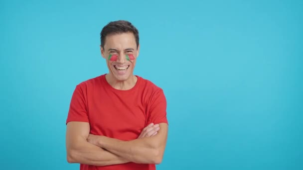 Stüdyoda Kollarını Kavuşturmuş Gülümseyen Portekiz Bayrağıyla Dikilen Bir Adamın Krom — Stok video