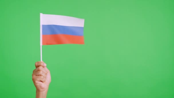 Vítr Mává Ruskou Vlajkou Držící Ruku Video Pomalý Pohyb — Stock video