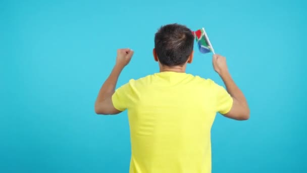 Video Estudio Con Croma Vista Trasera Hombre Ondeando Banderín Sudafricano — Vídeos de Stock