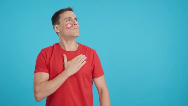 Video Estudio Con Croma Hombre Escuchando Himno Nacional Suizo Con — Vídeos de Stock