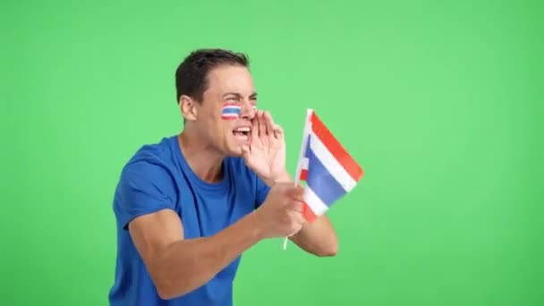 Видео Студии Хромой Человека Болеющего Таиланд Кричащего Машущего Национальным Флагом — стоковое видео