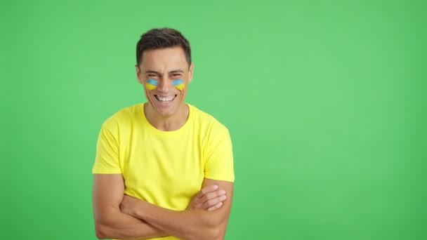 Stüdyoda Yüzünde Ukrayna Bayrağı Olan Kollarını Kavuşturarak Gülümseyen Bir Adamın — Stok video
