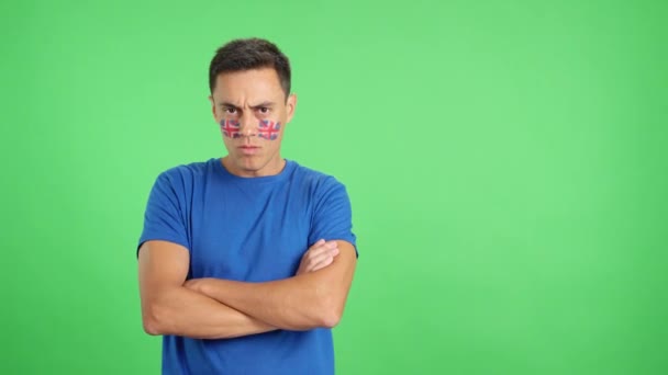 Stüdyoda Yüzünde Ngiliz Bayrağı Olan Ağırbaşlı Ciddi Bir Adamın Rengiyle — Stok video
