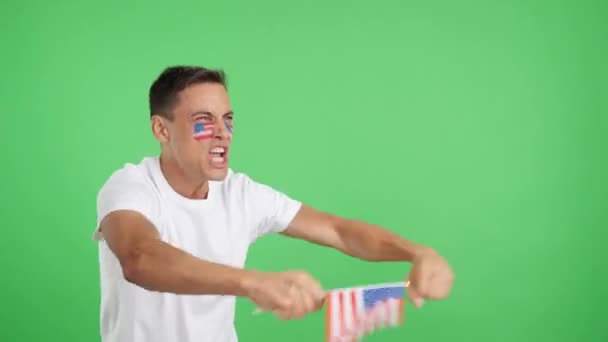 Видео Студии Хромой Американского Болельщика Кричащего Машущего Национальным Флагом Смотрящего — стоковое видео