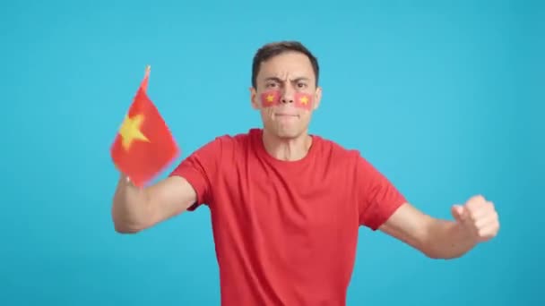 在演播室里录下了一个男人热情地为越南呐喊和挥动国旗欢呼的画面 — 图库视频影像