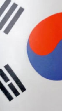 Rüzgar tarafından dalgalanan Güney Kore bayrağının stüdyosunda dikey yavaş çekim videosu