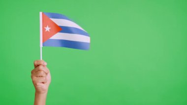 Rüzgâr, Küba flamasını el ele tutuşarak sallıyor. Yavaş Hareket videosu