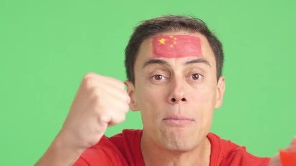 Homem Com Bandeira Nacional Chinesa Chateado Com Árbitro — Vídeo de Stock