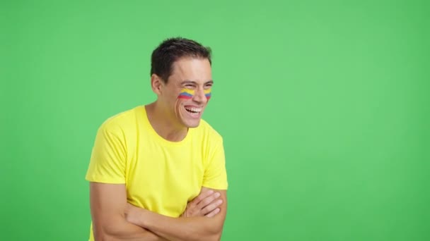 空白のコピースペースに顔を向けるコロンビアの旗を持つ幸せな男のクロマとスタジオでビデオ — ストック動画