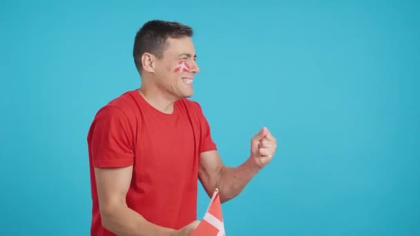 Video Estudio Con Croma Hombre Nervioso Animando Dinamarca Durante Emocionante — Vídeo de stock