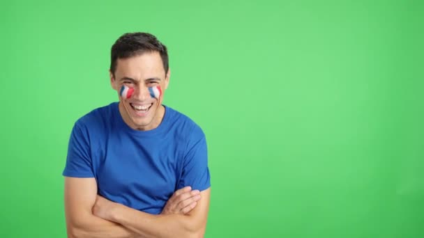 腕で笑顔に描かれたフランスの旗で立っている男のクロマとスタジオでのビデオ — ストック動画