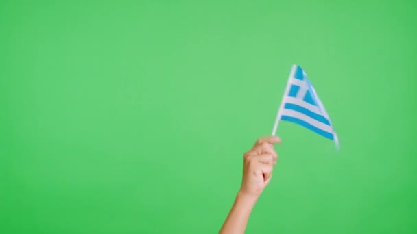 Zpomalené Video Studiu Chromou Ruky Mávající Praporem Řecké Národní Vlajky — Stock video
