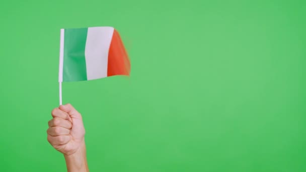 Άνεμος Κουνούσε Μια Ιταλική Σημαία Κρατώντας Χέρι — Αρχείο Βίντεο
