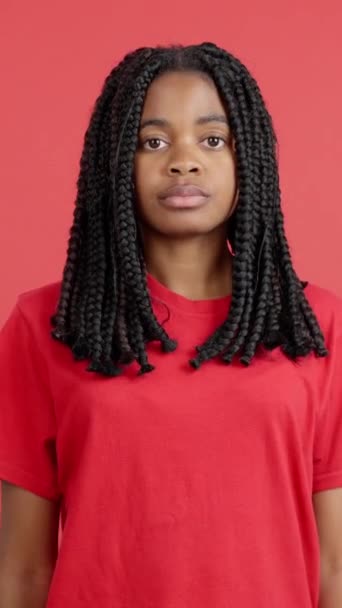 Afrikanerin Kreuzt Die Arme Mit Ernstem Gesichtsausdruck Studio Mit Rotem — Stockvideo
