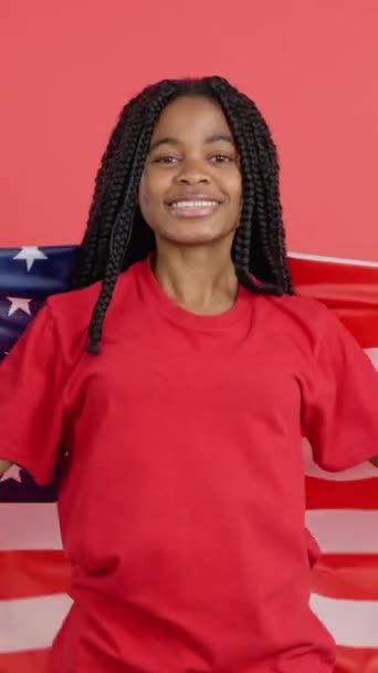 Glückliche Afrikanerin Mit Nationalflagge Studio Mit Rotem Hintergrund — Stockvideo