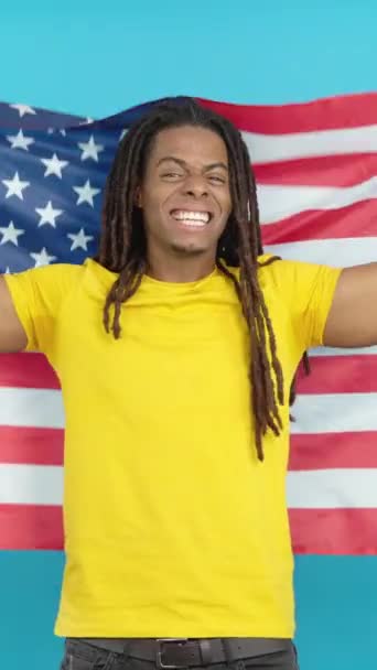 Boldog Latin Férfi Raszta Emel Egy Észak Amerikai Nemzeti Zászló — Stock videók