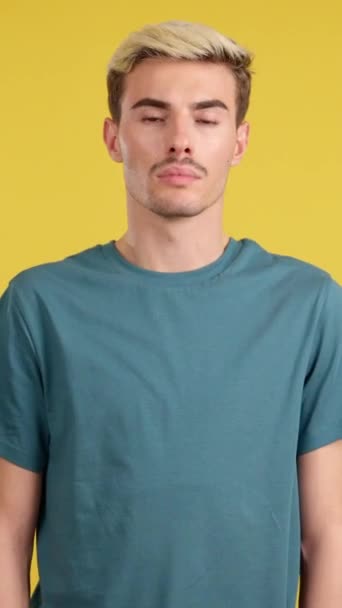 Gay Muž Gestikuluje Rukama Strachu Studiu Žlutým Pozadím — Stock video