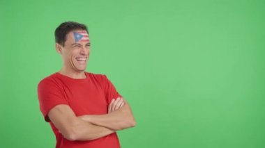 Yüzünde Porto Riko bayrağı olan mutlu bir adamın Chroma 'sıyla stüdyoda video. Boş bir şekilde fotokopi odasına bakıyor.