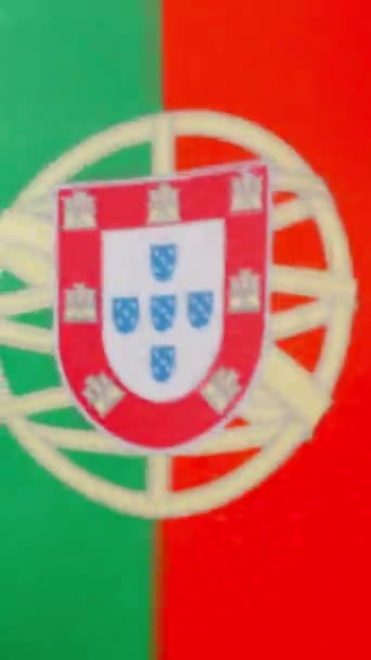 Вертикальное Замедленное Видео Студии Португальского Флага Машущего Ветром — стоковое видео