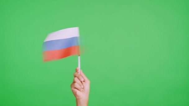 Zpomalené Video Studiu Chromou Ruky Mávající Praporem Ruské Národní Vlajky — Stock video
