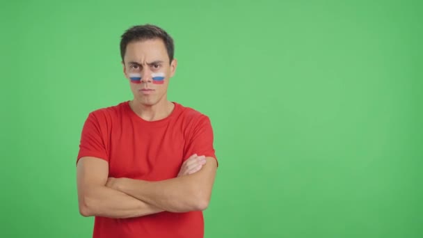 Video Studiu Chromou Důstojného Seriózního Muže Ruskou Vlajkou Namalovanou Obličeji — Stock video