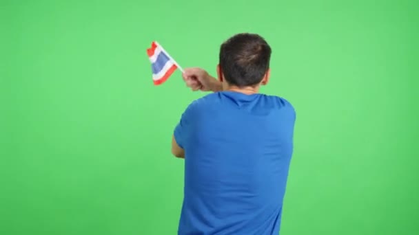 Video Estudio Con Croma Vista Trasera Hombre Ondeando Banderín Tailandés — Vídeos de Stock