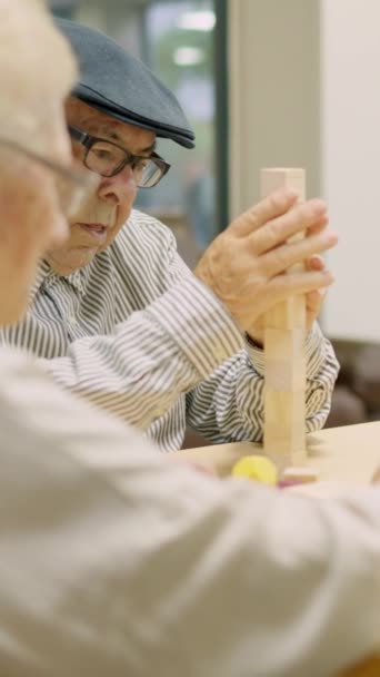 Video Tre Koncentrerade Seniorer Lösa Hjärnan Skicklighet Spel Med Träbitar — Stockvideo