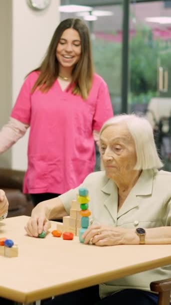 Βίντεο Μιας Φιλικής Νοσοκόμας Που Μιλάει Μια Γριά Στο Γηροκομείο — Αρχείο Βίντεο