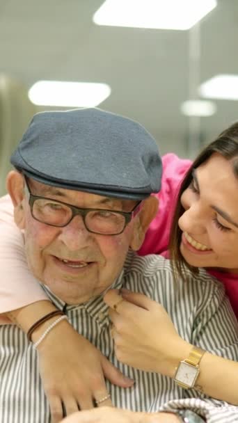 一位善良的护士在养老院拥抱一位老人的视频 — 图库视频影像