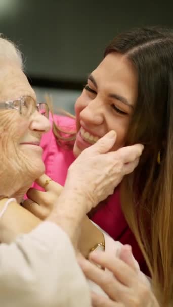 Video Něžné Pečovatelky Líbající Tvář Starší Ženy Geriatrice — Stock video