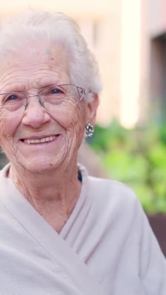 Video Van Een Tedere Oude Vrouw Glimlachend Camera Buiten Een — Stockvideo